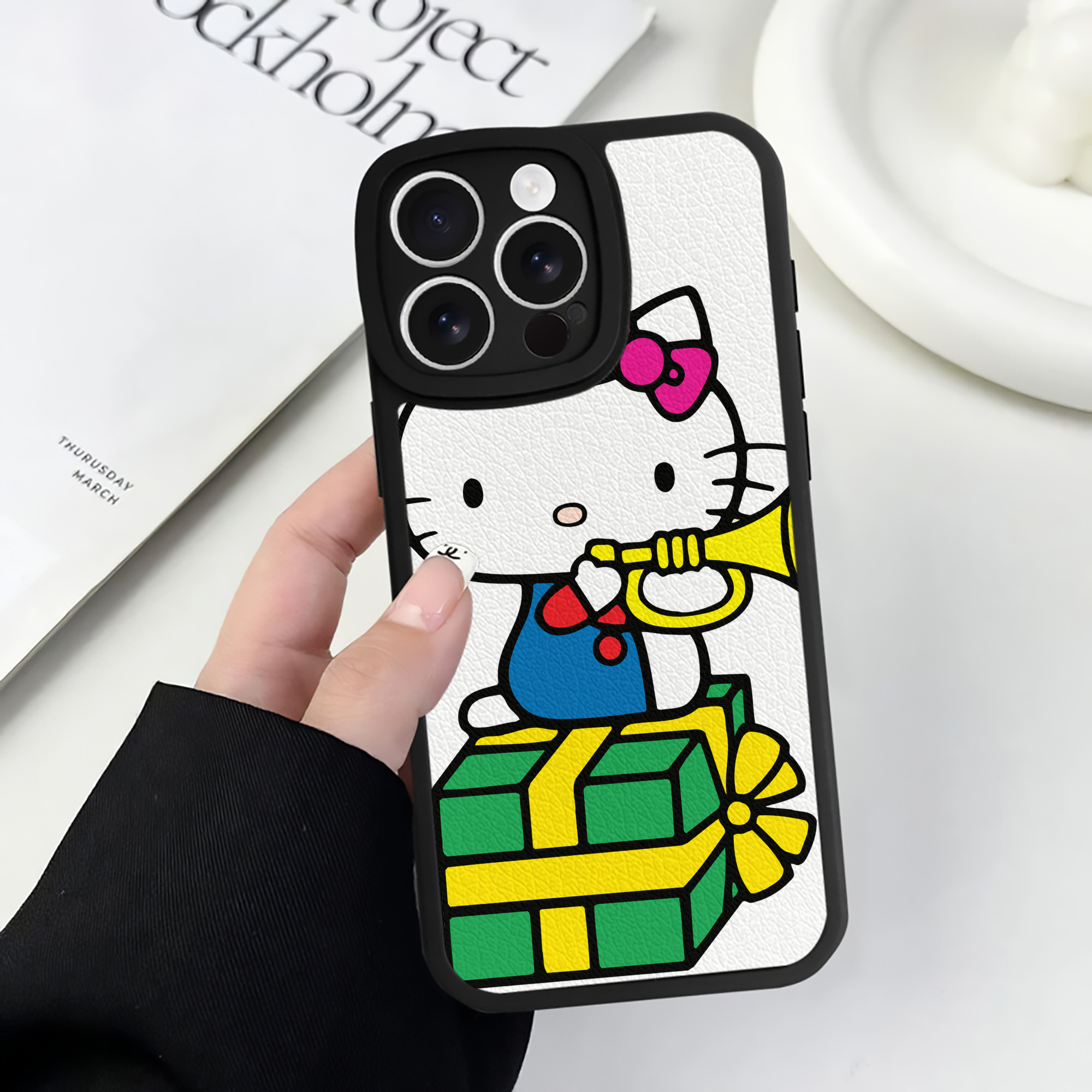 （画像用） Hello Kitty ハローキティ 【iPhone 16シリーズ対応】シリコンスマホケース（レザー調） 材質：シリコン